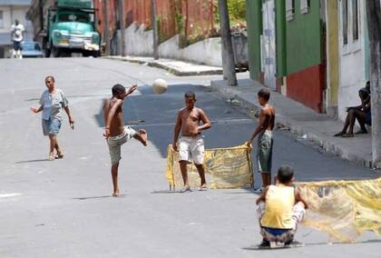 En las calles de La Habana, sin camisetas
y descalzos, de día o de noche, el fútbol
gana espacio entre los más jóvenes