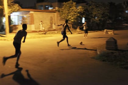 En las calles de La Habana, sin camisetas y descalzos, de día o de noche, el fútbol gana espacio entre los más jóvenes