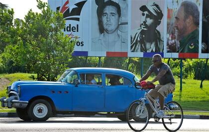 En las calles de La Habana, un repaso de distintas etapas de Fidel