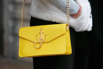 En las calles de Milán, un clásico modelo de J.W. Anderson en un tono vibrante, pero acompañando un outfit de colores neutros