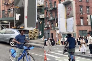 Cargó un sillón mientras andaba en bicicleta en Nueva York y recibió una ovación total