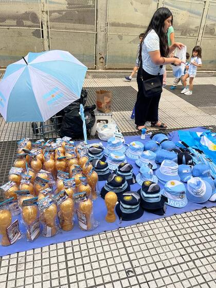 En las calles del Microcentro, la remera con la imagen de Lionel Messi cuesta $3000 y los pilusos, que estuvieron de moda este mundial, llegan a $2500
