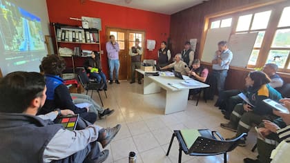 En las cámaras del parque se lo ve haciendo dedo.