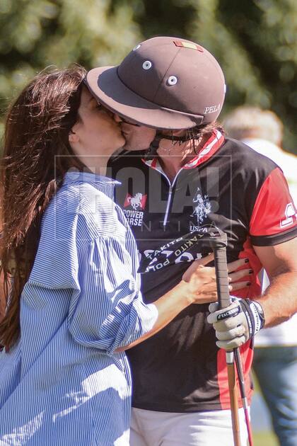 En las canchas de Los Pinos se mostraron súper enamorados. Jakob, que organiza safaris y cabalgatas por la Patagonia, es aficionado al polo de toda la vida.