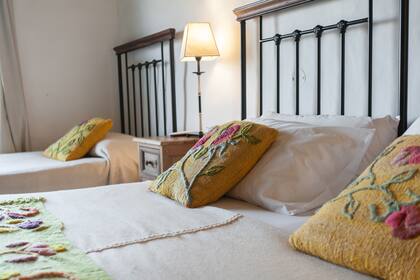 En Las Carreras las habitaciones están decoradas con almohadones y pies de cama confeccionados por los artesanos de Tafí del Valle.