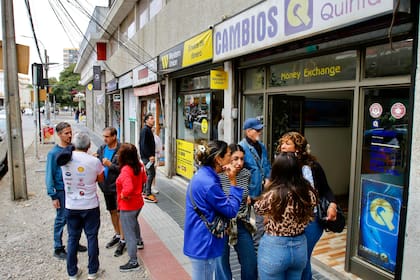 En las casas de cambio se suele ver a muchos argentinos