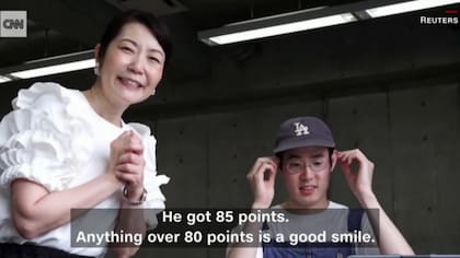 En las clases aprenden a tener la "sonrisa perfecta" (Foto: CNN)