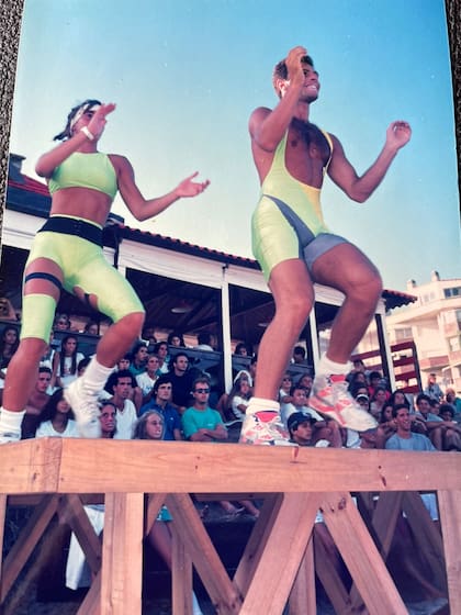 En las clases de gimnasia en la playa se bailaban los pasos de las canciones del momento