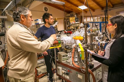 En las aulas se habla de reactores, inteligencia artificial, rayos cósmicos, superconductores, física cuántica y termodinámica