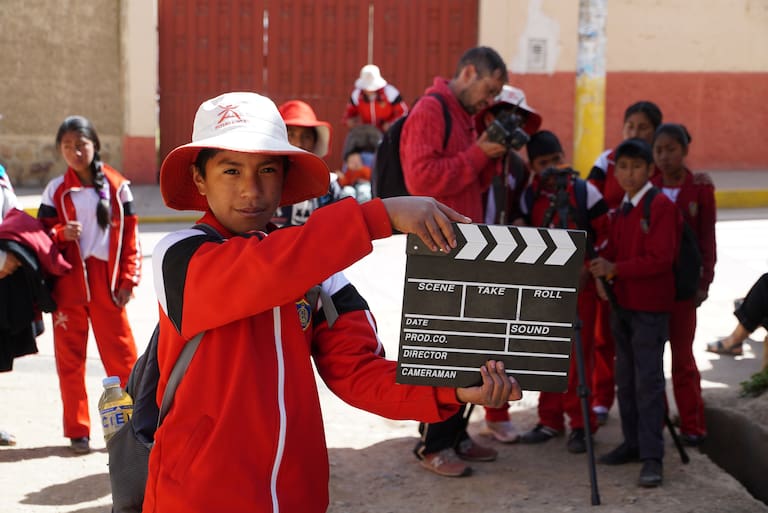 En las comunidades agradecían tanto amor que les brindaban dando clases de cine y realizando cortos con los chicos que, luego, los mostraban frente al pueblo