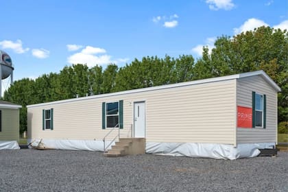 En las comunidades latinas, estas viviendas prefabricadas y móviles son conocidas como “trailas”