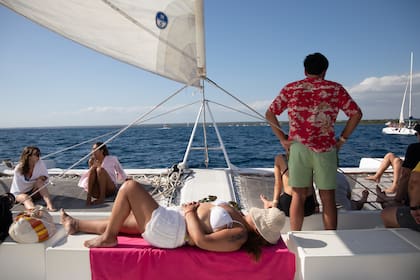 En las embarcaciones ofrecen barra libre de ron, cerveza y jugos de frutas, mientras suena la música bajo el sol caribeño