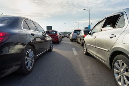 En las entradas a la ciudad se dieron congestionamientos producto de los controles durante la cuarentena
