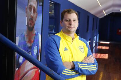En las entrañas de la Bombonerita Gonzalo Pérez se maneja como pez en el agua: es su lugar en el mundo, donde aprendió a jugar y dirigir básquetbol
