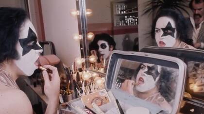 En las épocas del maquillaje, Paul Stanley se prepara para subir al escenario