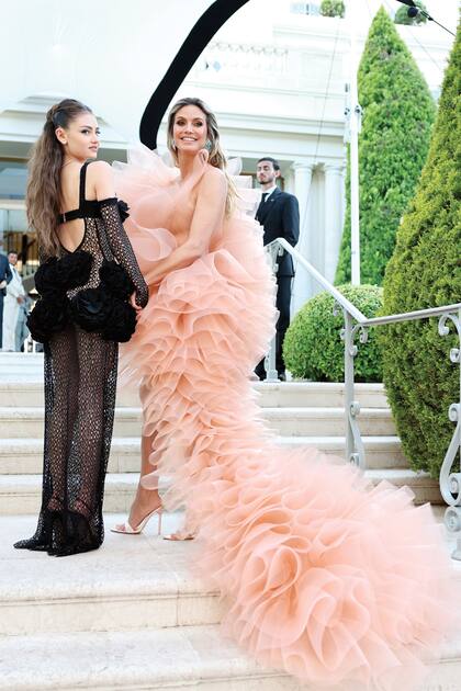 En las escaleras del hotel, Leni posó con su madre, quien llevó unacreación de organza con mucho volumen y una gran cola de Lever Couture.