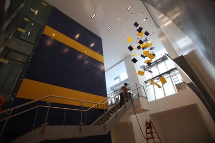 En las escaleras, una obra de arte imita la caída de papelitos