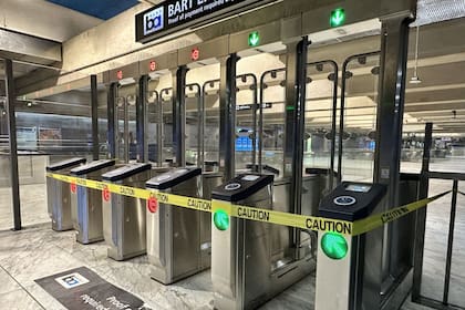 En las estaciones, los usuarios se encontraron con cintas de advertencia y señales que indicaban que los trenes no estaban en funcionamiento