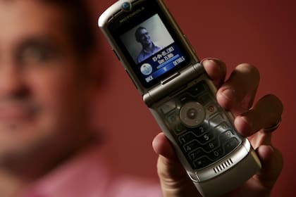 Así se veía el Razr lanzado por Motorola hace 15 años, un modelo que vendió vendió 130 millones de unidades en cuatro años