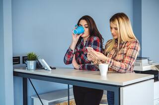 ¿Por qué miramos las pantallas ajenas?