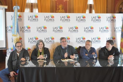 En Las Flores, el ministro de Desarrollo Agrario, Javier Rodríguez, durante el lanzamiento del "Plan Ganado Bonaerense 6x6", junto a intendentes de la provincia