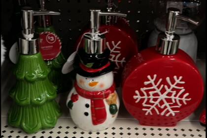 En las góndolas de Dollar Tree ya se pueden adquirir los dispensadores. (Dollar Tree)