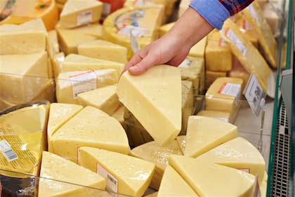 En las góndolas de los supermercados, algunos alimentos se presentan como lo que no son