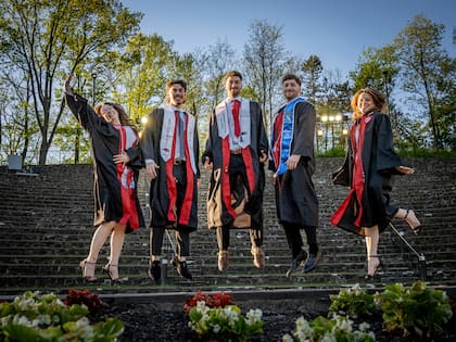 En las Graduaciones se permite el uso de elementos como pompones, pancartas, globos inflables o aplaudidores de aire. (Mike Peters/Montclair State University via AP)