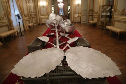 En las hojas de las flores están consignados los nombres de las 649 víctimas argentinas del conflicto bélico