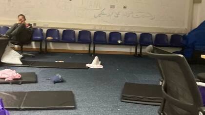 En las imágenes enviadas a la BBC, las paredes de las instalaciones están cubiertas de graffitis