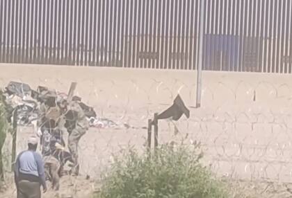 En las imágenes se puede ver al militar mientras increpa al migrante