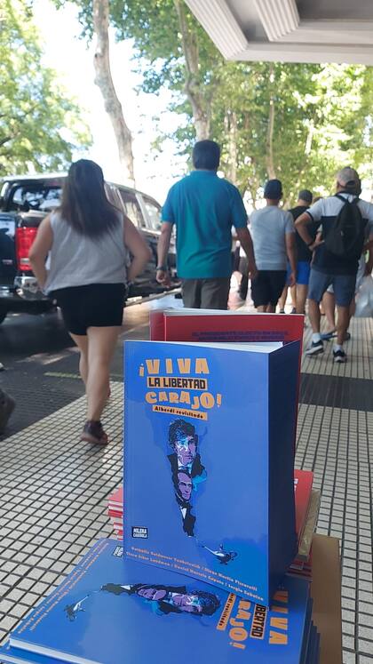 En las inmediaciones del Congreso Nacional, ejemplares de "¡Viva la libertad, carajo! Alberdi revisitado"