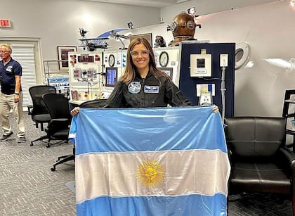 En las instalaciones del Instituto Internacional de Ciencias Astronómicas de Melbourne, Estados Unidos, Noel de Castro levanta la bandera argentina, siendo la primera ciudadana nacional en entrar al programa Project Possum