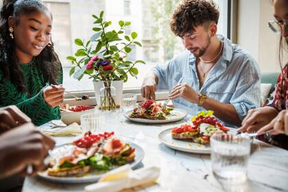 En las interacciones cotidianas, tal vez queramos practicar más la revelación de información personal, especialmente entre las personas que conocemos bien.