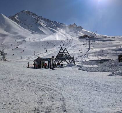 En Las Leñas hay tanta nieve que el complejo de esquí permanecerá abierto hasta fin del mes próximo