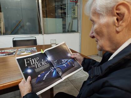 En las manos de Pronello la revista británica Classic & Sports Car que destaca las virtudes del Huayra