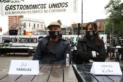 En las mesas pusieron carteles que indican cuántas familias dependen de cada restaurante