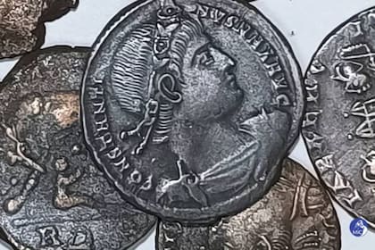 En las monedas encontradas en el fondo del mar frente a Cerdeña podía observarse el rostro de Constantino el Grande y también de otros césares romanos