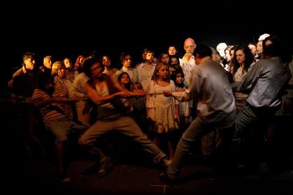En Las multitudes hay actores de 5 a 90 años que llenan 5 micros para poder ensayar en La Plata