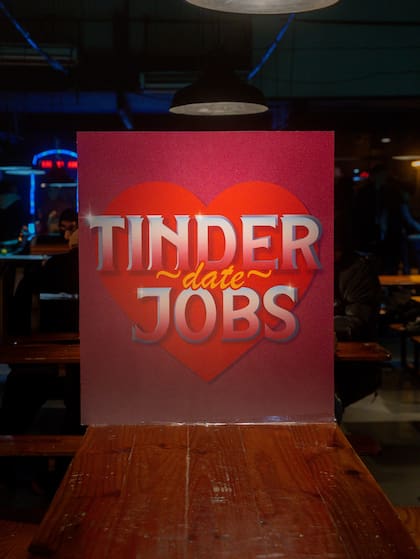 En las noches de Tinder Jobs el anfitrión distribuye a las personas en distintas mesas, coloca una cintita que indica la orientación y propone dinámicas de juegos grupales