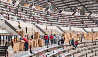 En las nuevas gradas del estadio predominan las butacas rojas, alternadas con blanco y gris (Instagram/@grupoollamani)