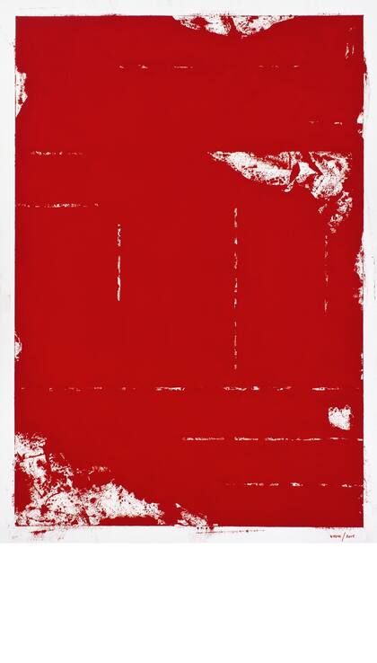 En las obras expuestas hay un común denominador: todos los cuadros están pintados de color rojo y variantes sutiles