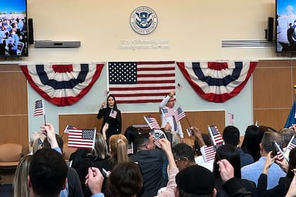 En las oficinas locales del Uscis se realizan las ceremonias de naturalización, pero no se recibe la solicitud del beneficio