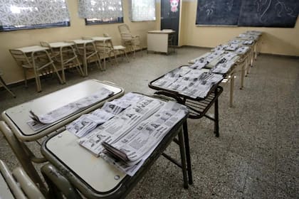En las PASO, los votantes pueden elegir entre varios precandidatos de un mismo espacio que dirime internas partidarias, o bien votar por un candidato único para que pase el filtro del 1,5 por ciento de los sufragios y pueda competir en octubre