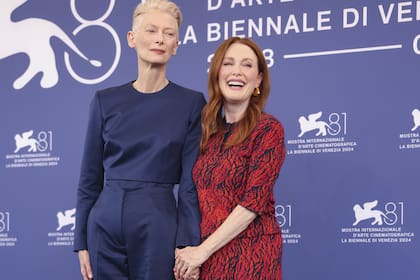 “En las películas de Pedro Almodóvar, podés sentir los latidos de tu corazón, lo que significa estar vivo y tener un cuerpo. Me sentí tan atraída por mi personaje Ingrid, quien le dice a Martha que sí, que estará a su lado. Y lo hace: aprende a estar presente para su amiga, lo que a su vez la hace sentir más viva", detalló Moore