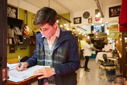 En las peluquerías los clientes deben llenar y firmar una declaración jurada manifestando que no tienen, o sí, síntomas de COVID-19