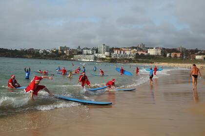 En las playas de Australia, cada Navidad los surfistas se montan a las olas vestidos de Papá Noel