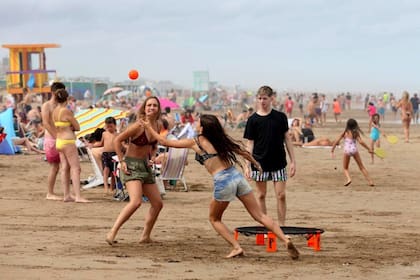 En las playas de Pinamar habrá festivales, recitales y un torneo de beach polo