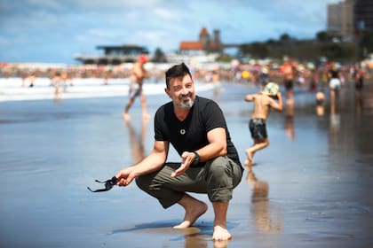 En las populosas playas marplatenses no fueron pocos los que se acercaron para saludarlo afectuosamente, con la empatía que despierta alguien cercano