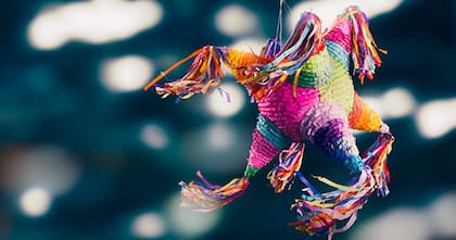 En las posadas mexicanas se acostumbra romper una piñata en forma de estrella (uaeh.edu.mx)